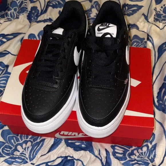 Nike Black and White Low-Top Sneakers - Picture 2 of 3